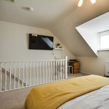 Three Bedroom House In Runcorn By The Lake With Parking By Neofinixdotcom Luaran gambar