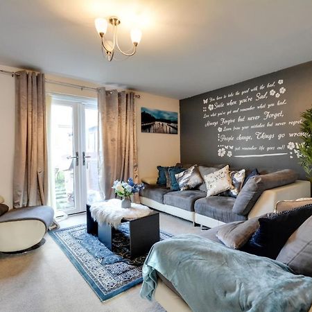 Three Bedroom House In Runcorn By The Lake With Parking By Neofinixdotcom Luaran gambar