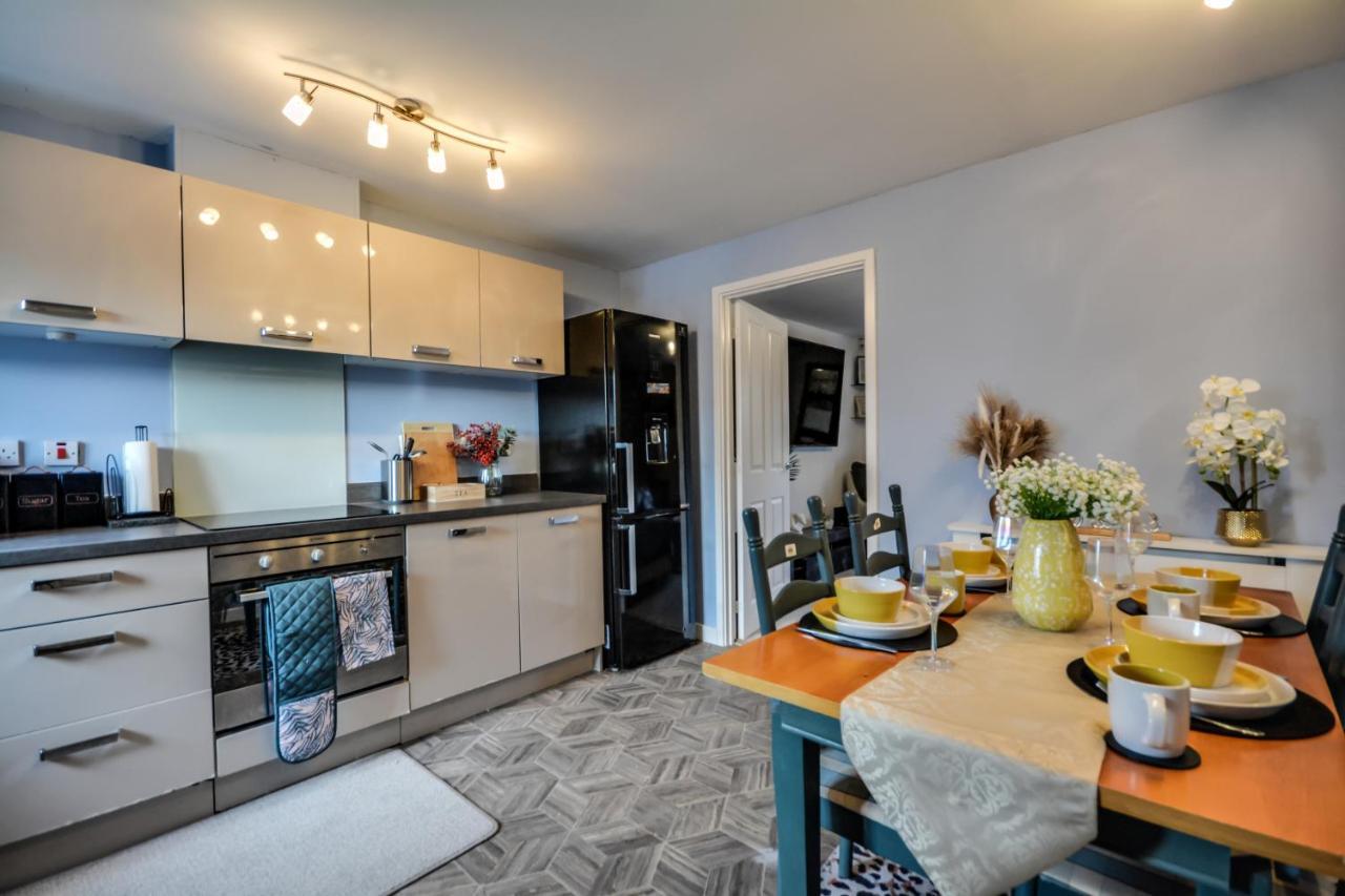 Three Bedroom House In Runcorn By The Lake With Parking By Neofinixdotcom Luaran gambar