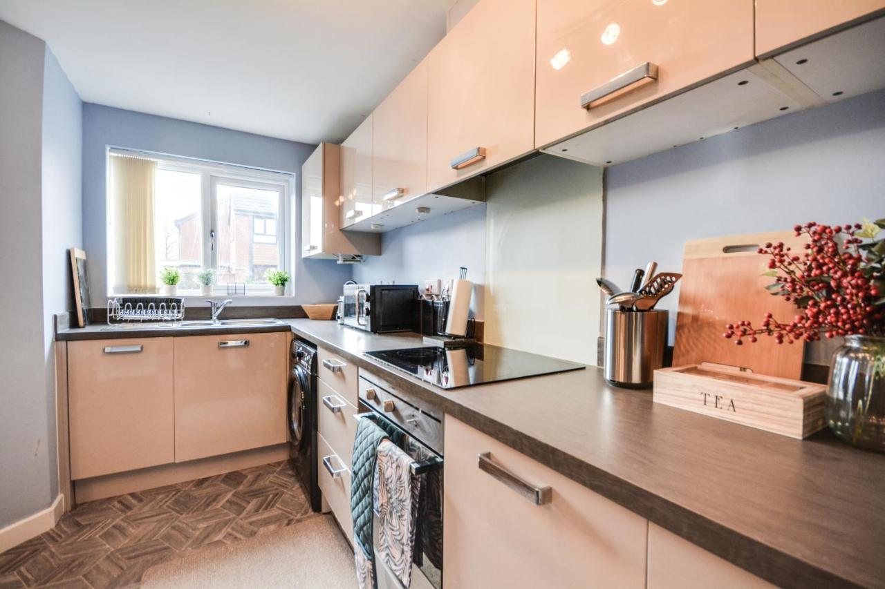Three Bedroom House In Runcorn By The Lake With Parking By Neofinixdotcom Luaran gambar