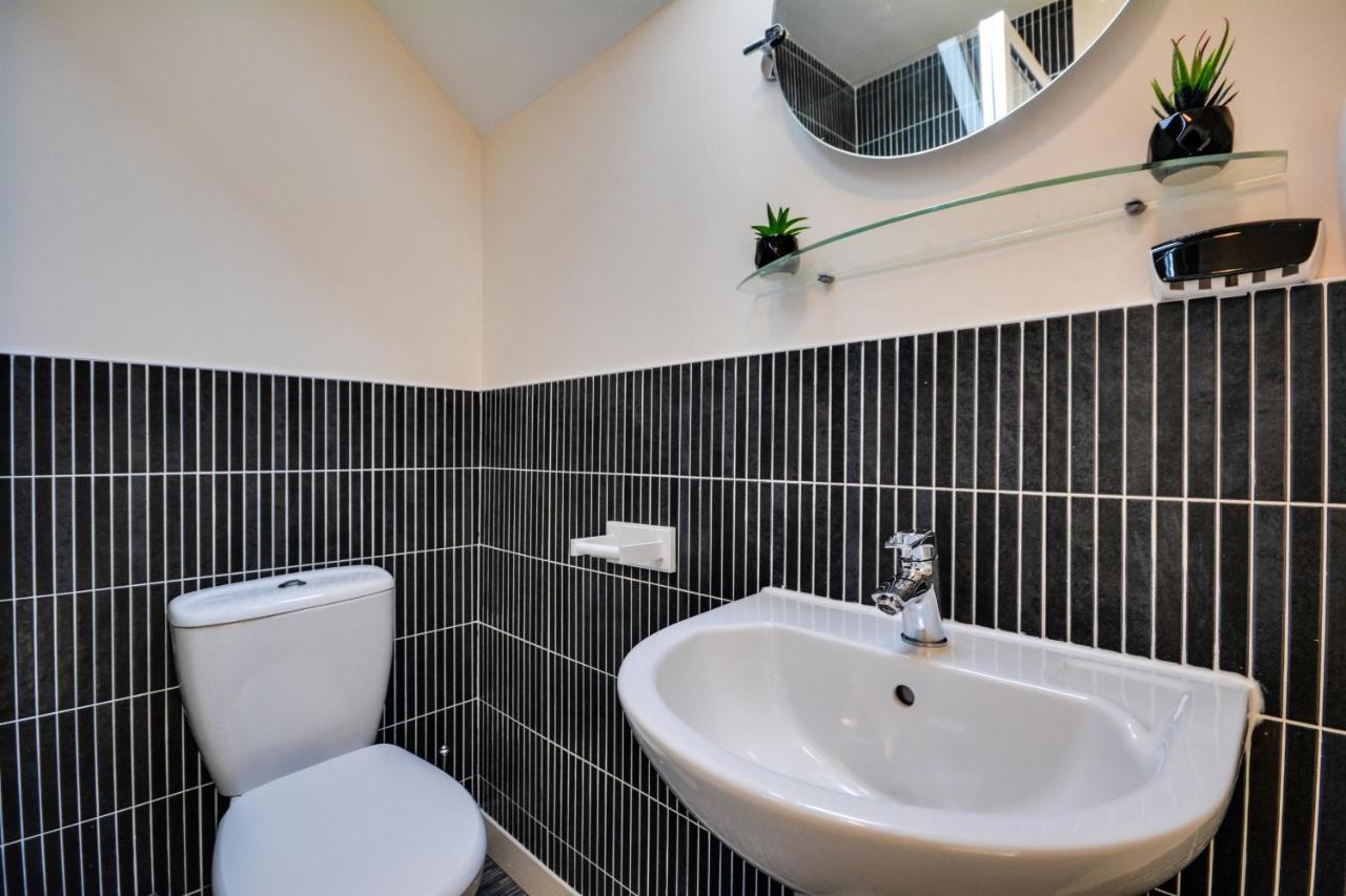 Three Bedroom House In Runcorn By The Lake With Parking By Neofinixdotcom Luaran gambar