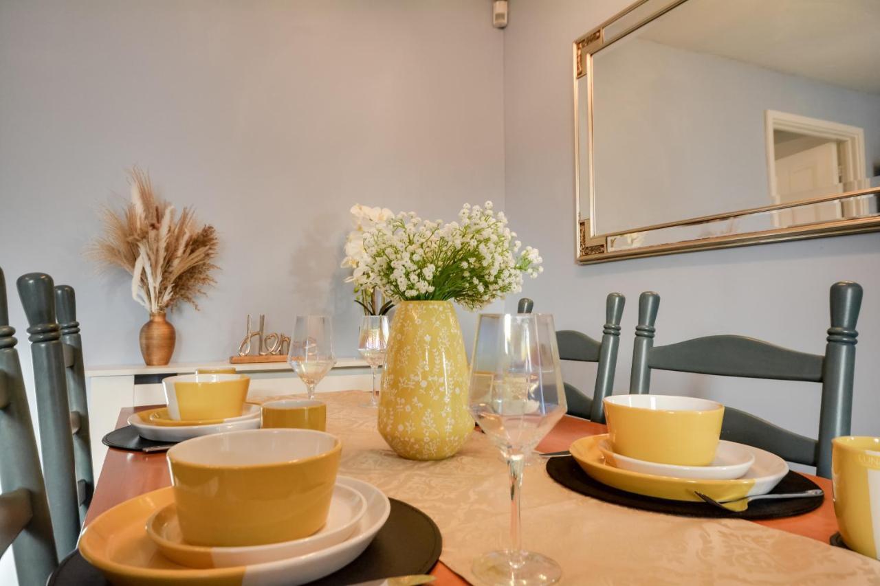 Three Bedroom House In Runcorn By The Lake With Parking By Neofinixdotcom Luaran gambar