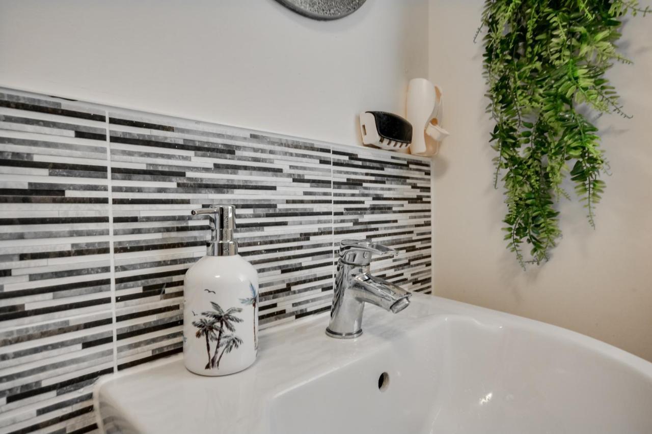Three Bedroom House In Runcorn By The Lake With Parking By Neofinixdotcom Luaran gambar