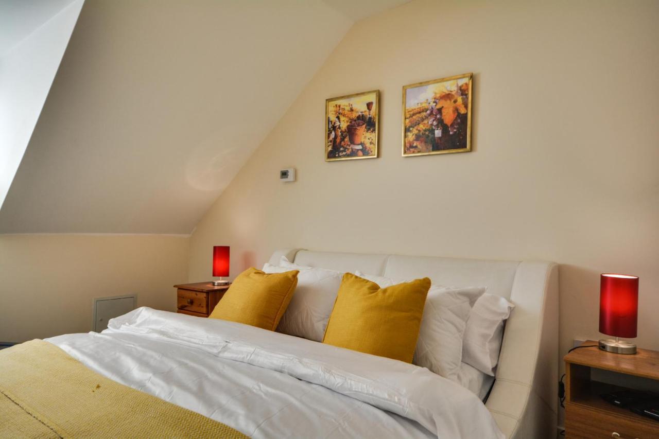Three Bedroom House In Runcorn By The Lake With Parking By Neofinixdotcom Luaran gambar