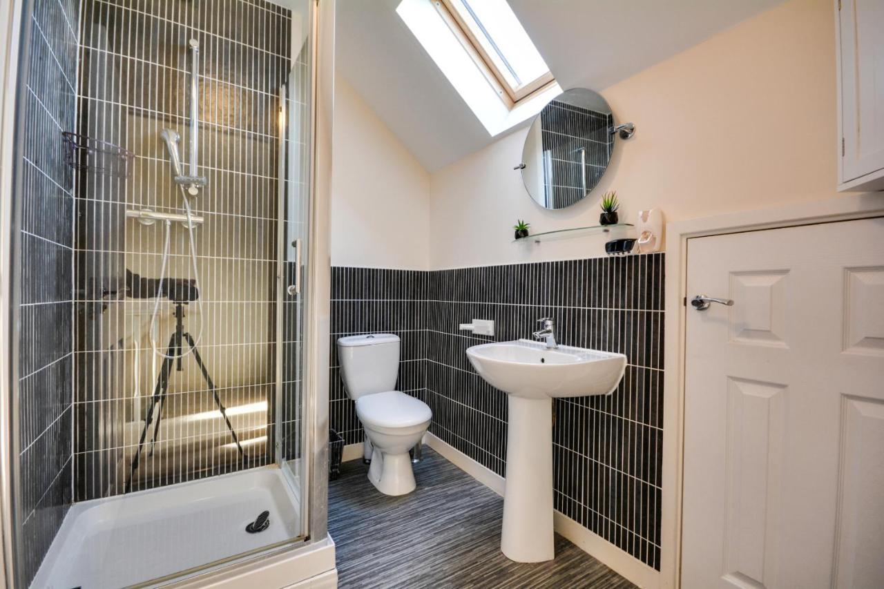 Three Bedroom House In Runcorn By The Lake With Parking By Neofinixdotcom Luaran gambar
