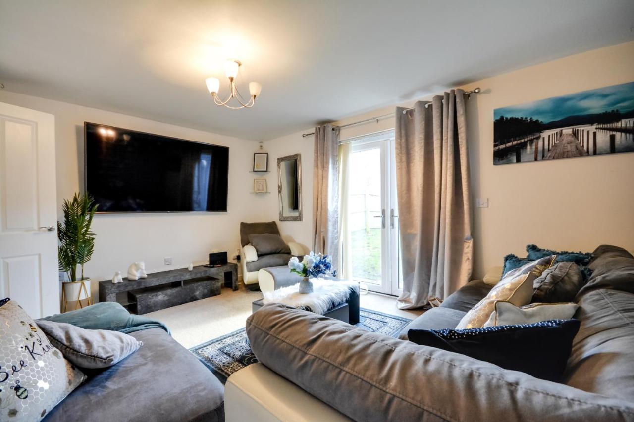 Three Bedroom House In Runcorn By The Lake With Parking By Neofinixdotcom Luaran gambar