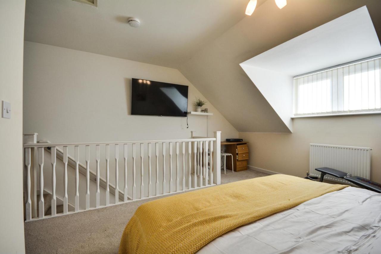Three Bedroom House In Runcorn By The Lake With Parking By Neofinixdotcom Luaran gambar
