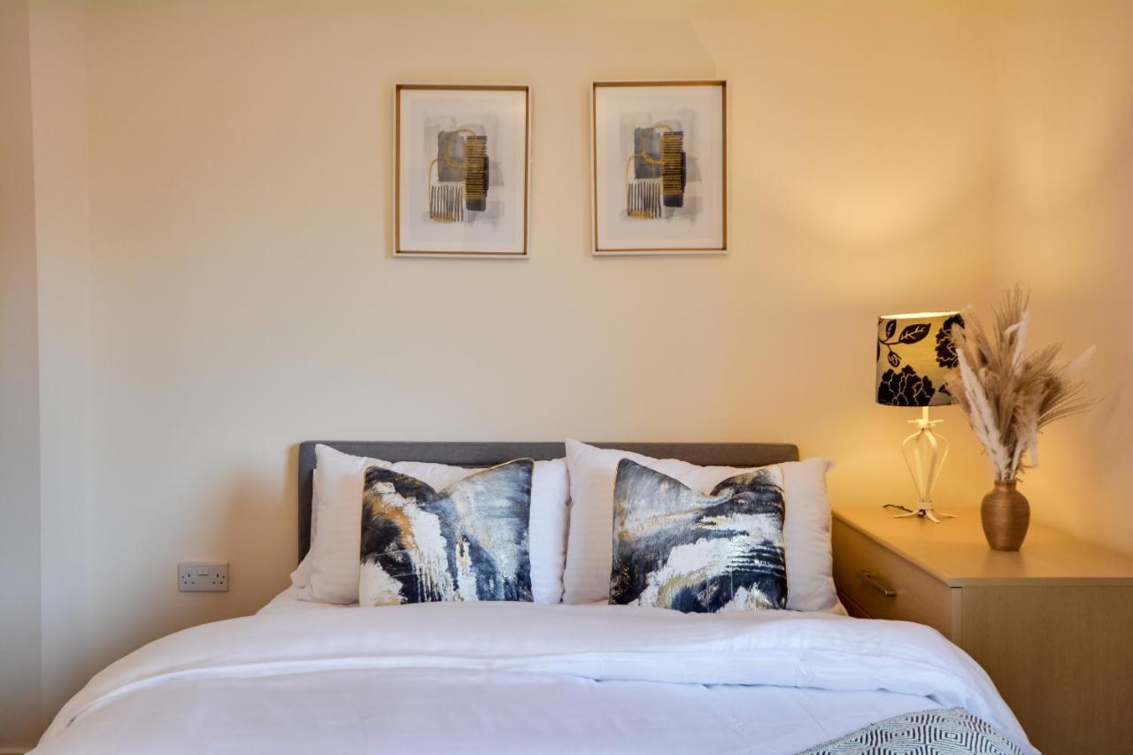 Three Bedroom House In Runcorn By The Lake With Parking By Neofinixdotcom Luaran gambar