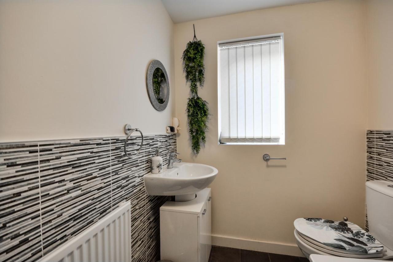 Three Bedroom House In Runcorn By The Lake With Parking By Neofinixdotcom Luaran gambar