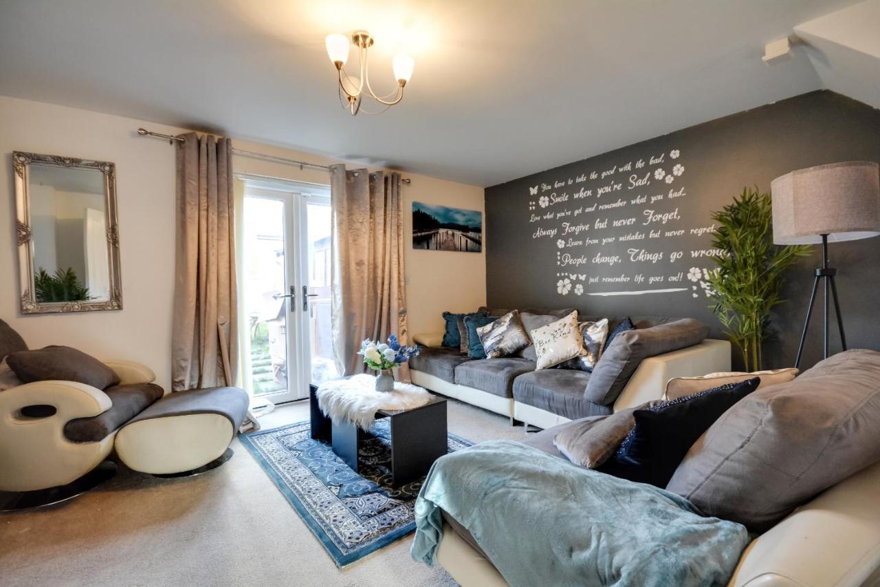 Three Bedroom House In Runcorn By The Lake With Parking By Neofinixdotcom Luaran gambar