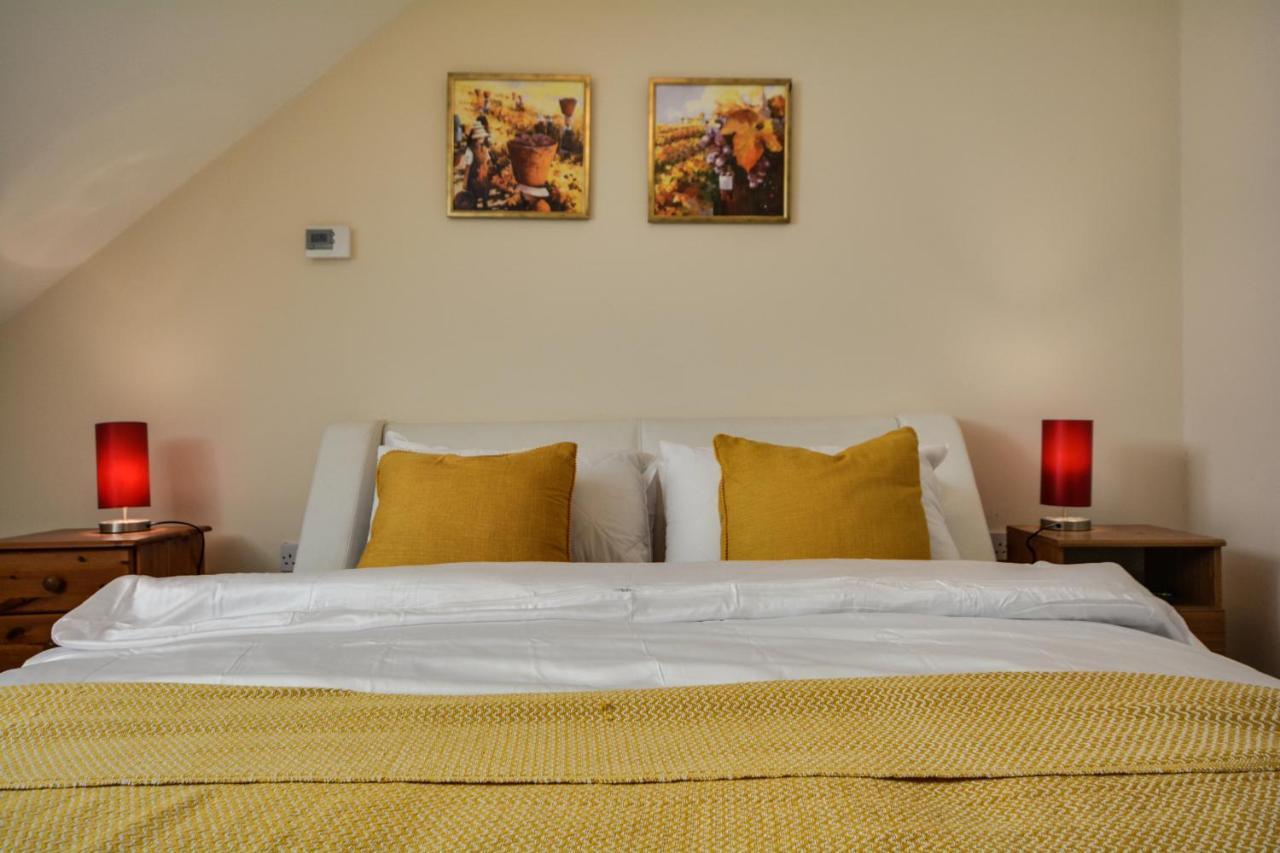 Three Bedroom House In Runcorn By The Lake With Parking By Neofinixdotcom Luaran gambar