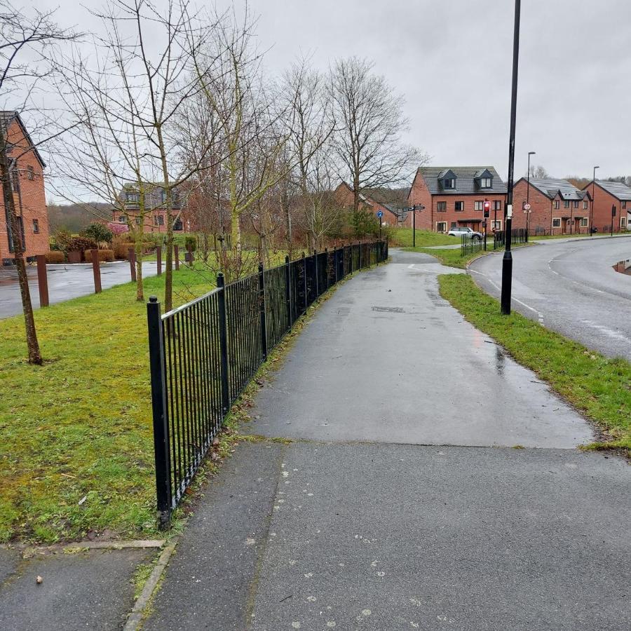 Three Bedroom House In Runcorn By The Lake With Parking By Neofinixdotcom Luaran gambar