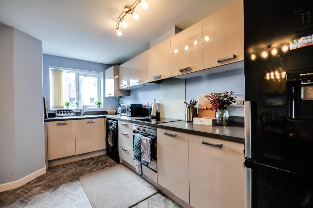 Three Bedroom House In Runcorn By The Lake With Parking By Neofinixdotcom Luaran gambar