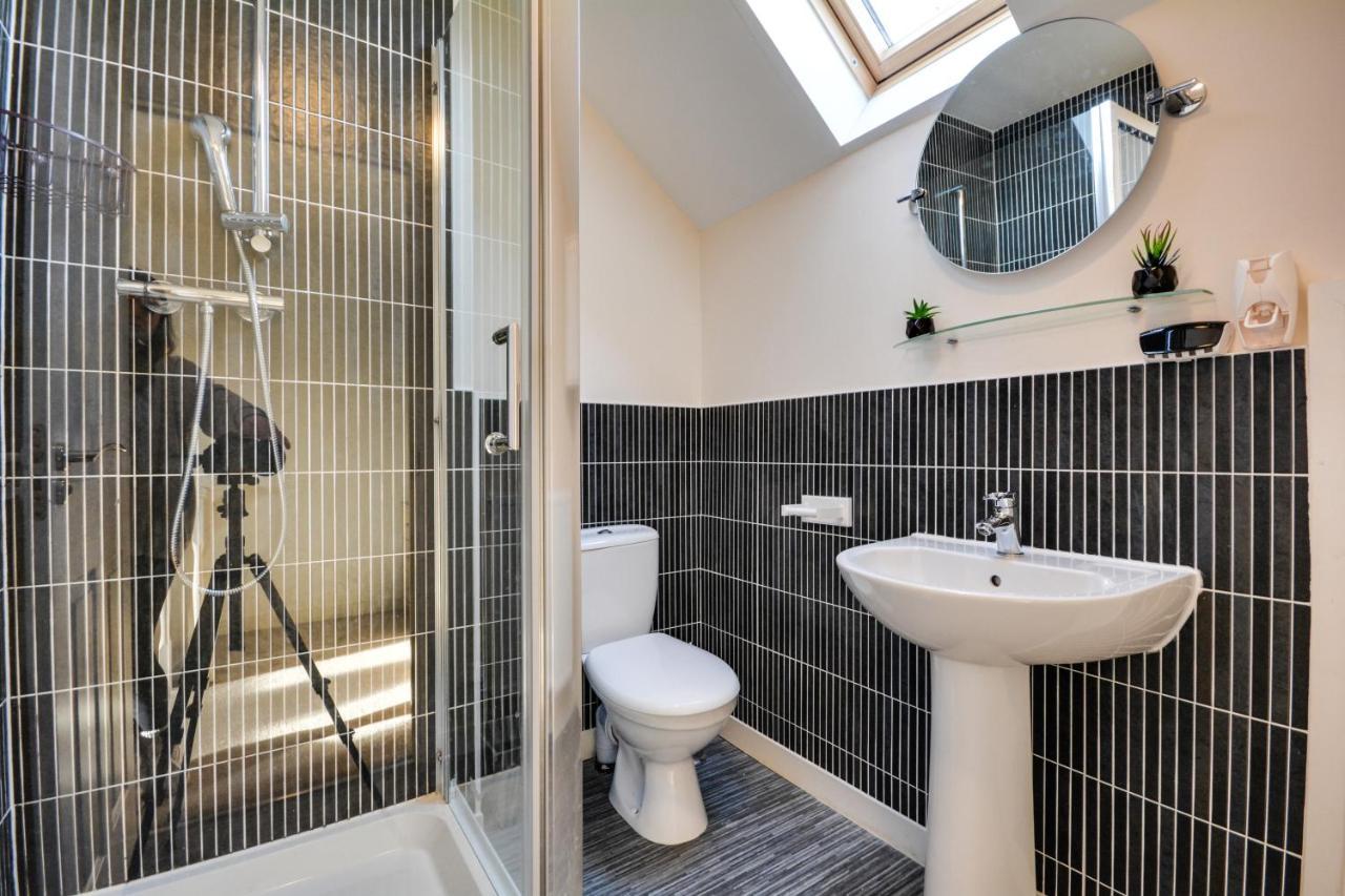 Three Bedroom House In Runcorn By The Lake With Parking By Neofinixdotcom Luaran gambar